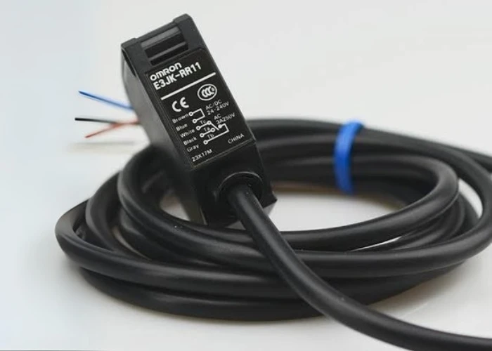 Omron E3JK-RR11 photoelectric sensor for industrial detection applications